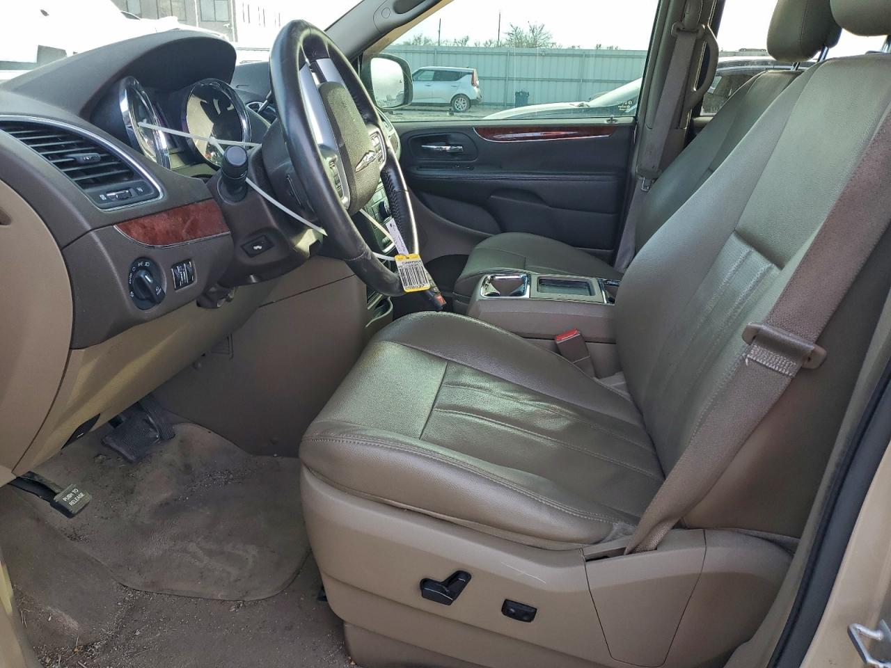 2013 CHRYSLER TOWN & COUNTRY TOURING L photo 7