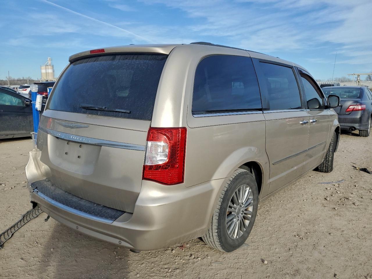 2013 CHRYSLER TOWN & COUNTRY TOURING L photo 3
