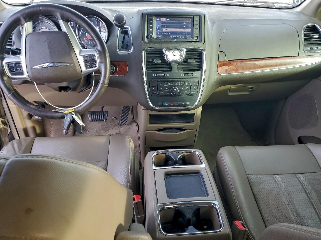2013 CHRYSLER TOWN & COUNTRY TOURING L photo 8