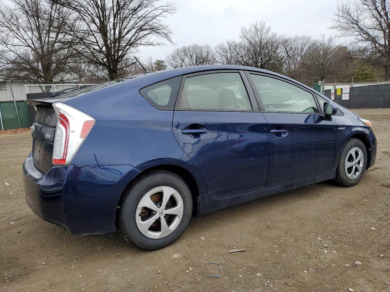 2015 TOYOTA PRIUS photo 3