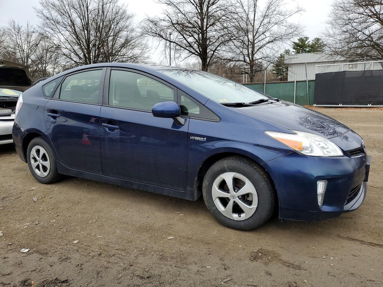 2015 TOYOTA PRIUS photo 4
