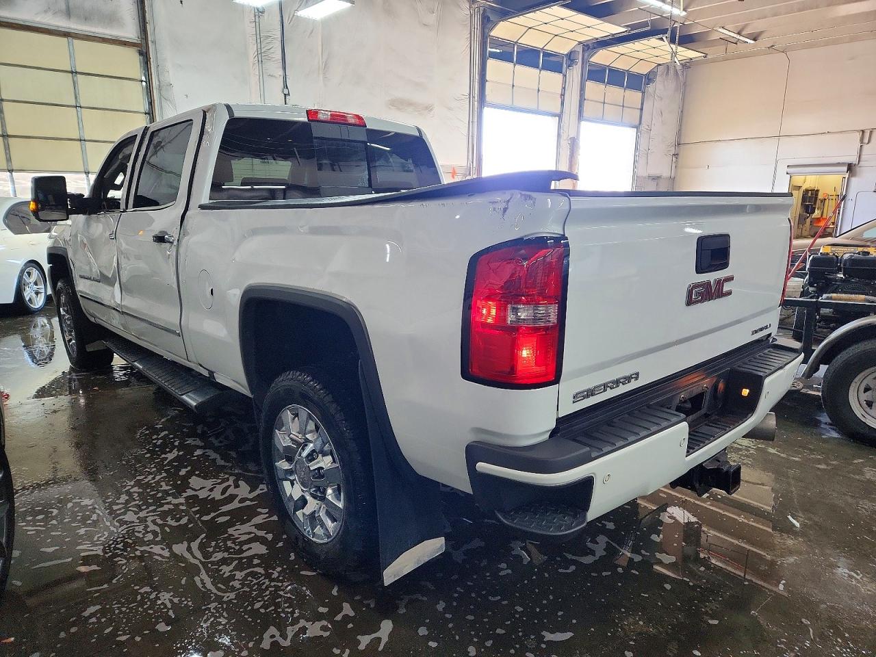 2019 GMC SIERRA K2500 DENALI photo 2