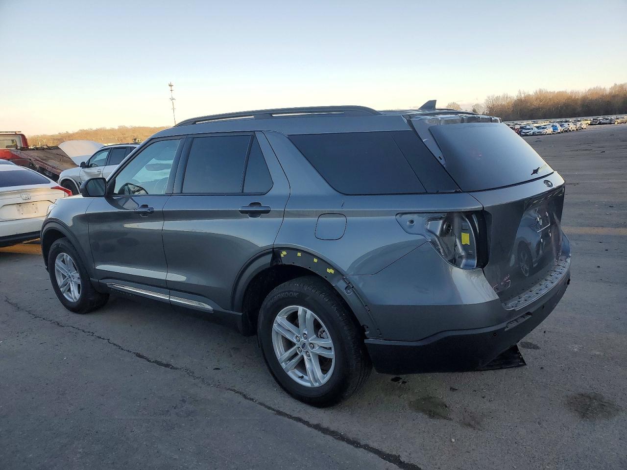 2024 FORD EXPLORER XLT photo 3