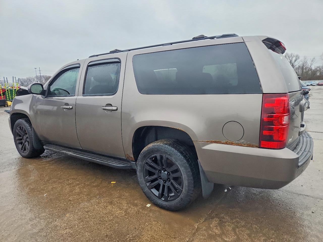 2013 CHEVROLET SUBURBAN K1500 LT photo 2