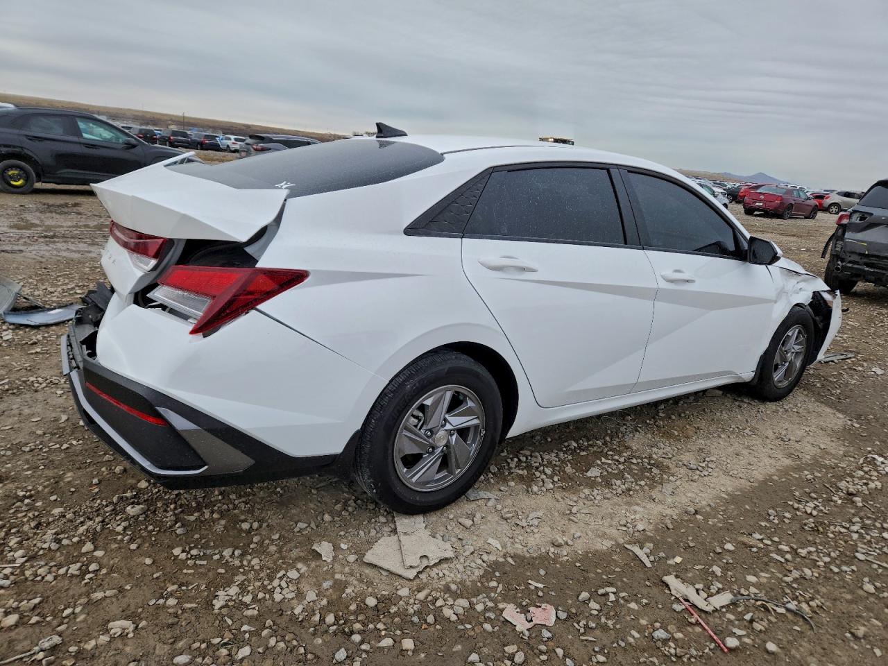 2025 HYUNDAI ELANTRA SE photo 3