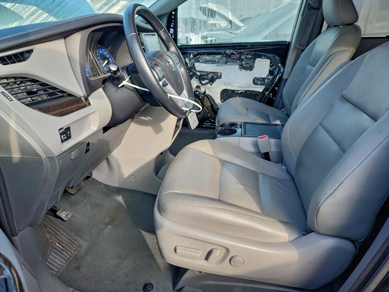 2020 TOYOTA SIENNA XLE photo 7