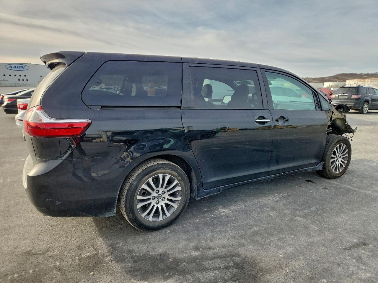 2020 TOYOTA SIENNA XLE photo 3