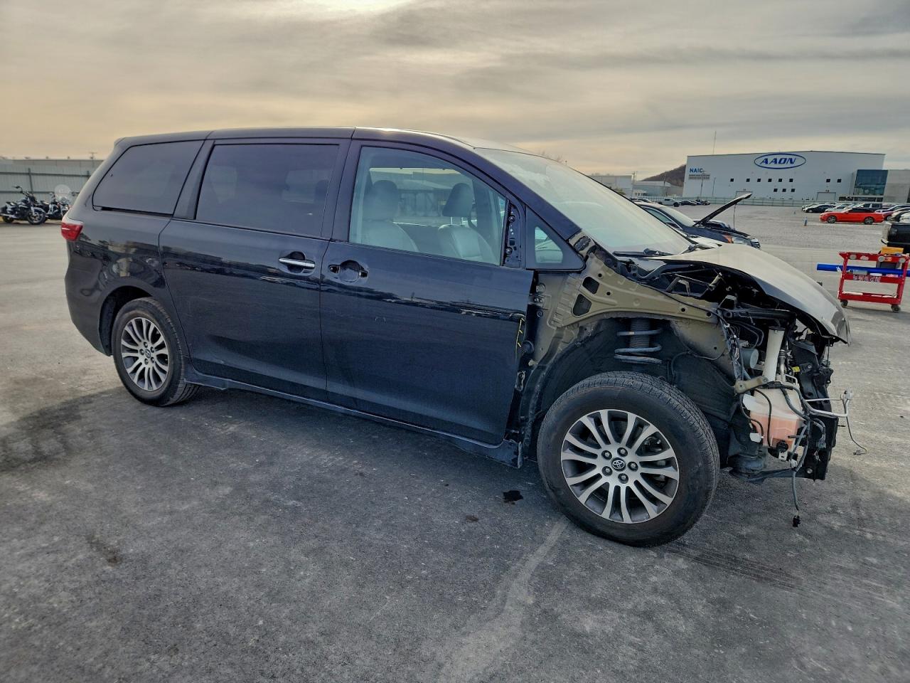 2020 TOYOTA SIENNA XLE photo 4