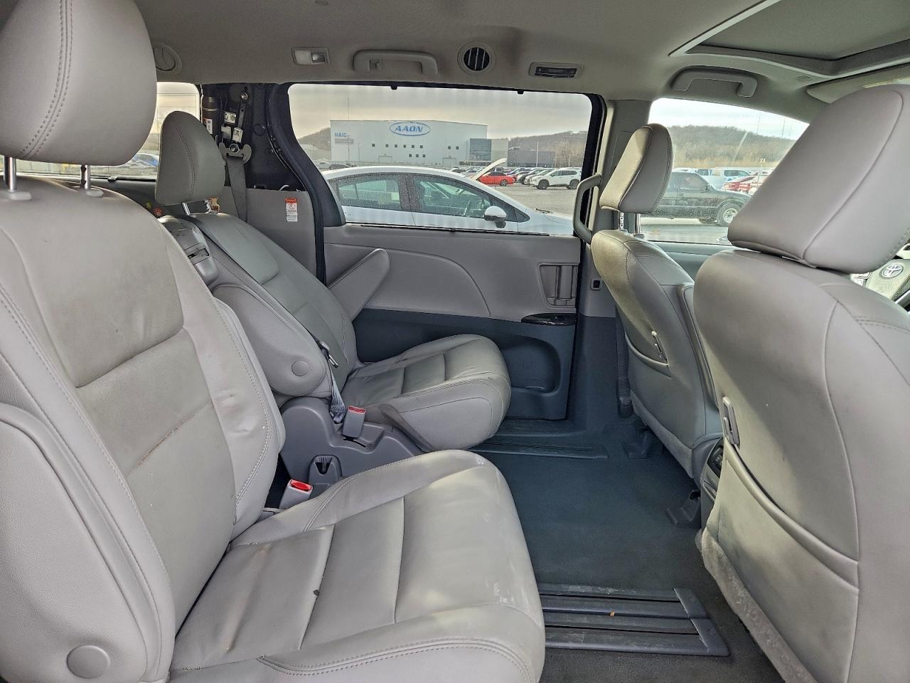2020 TOYOTA SIENNA XLE photo 11