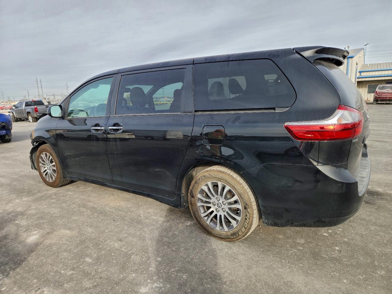 2020 TOYOTA SIENNA XLE photo 2