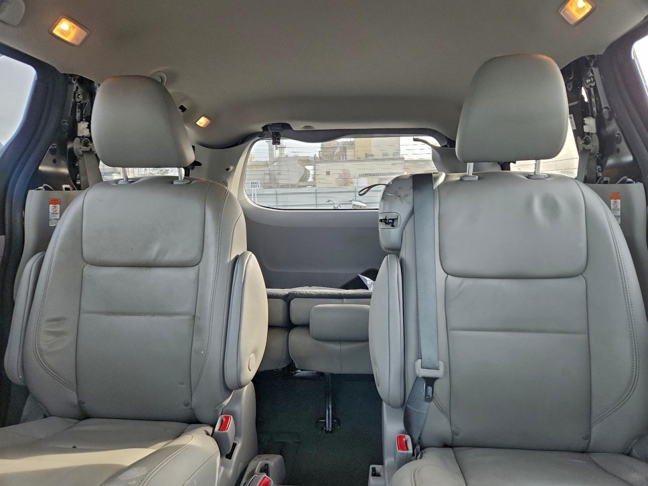 2020 TOYOTA SIENNA XLE photo 10
