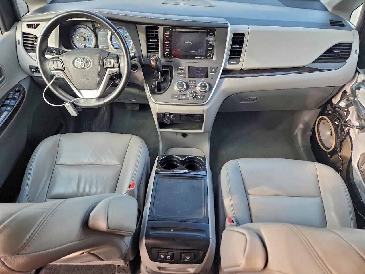 2020 TOYOTA SIENNA XLE photo 8