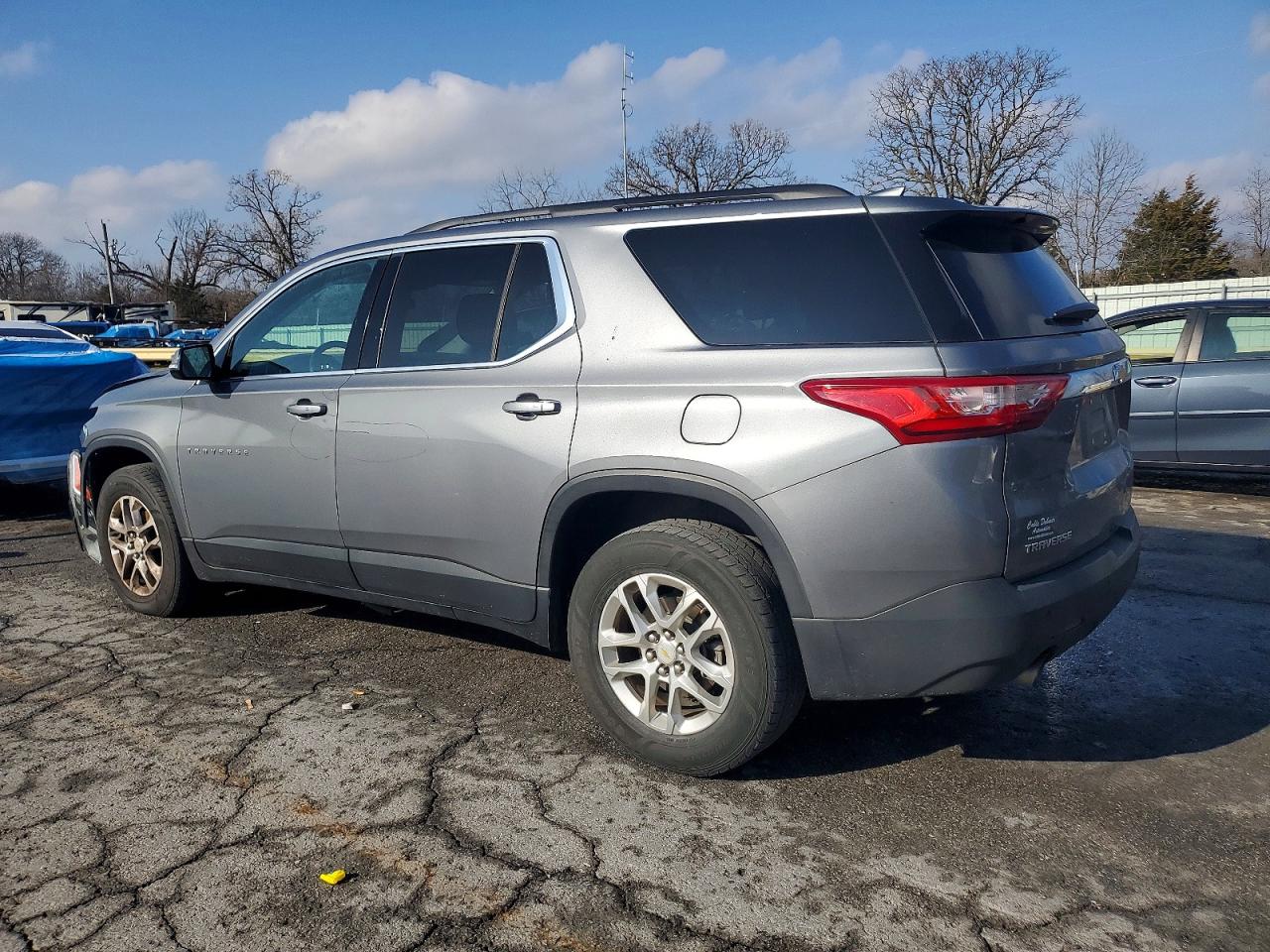 2019 CHEVROLET TRAVERSE LT photo 2