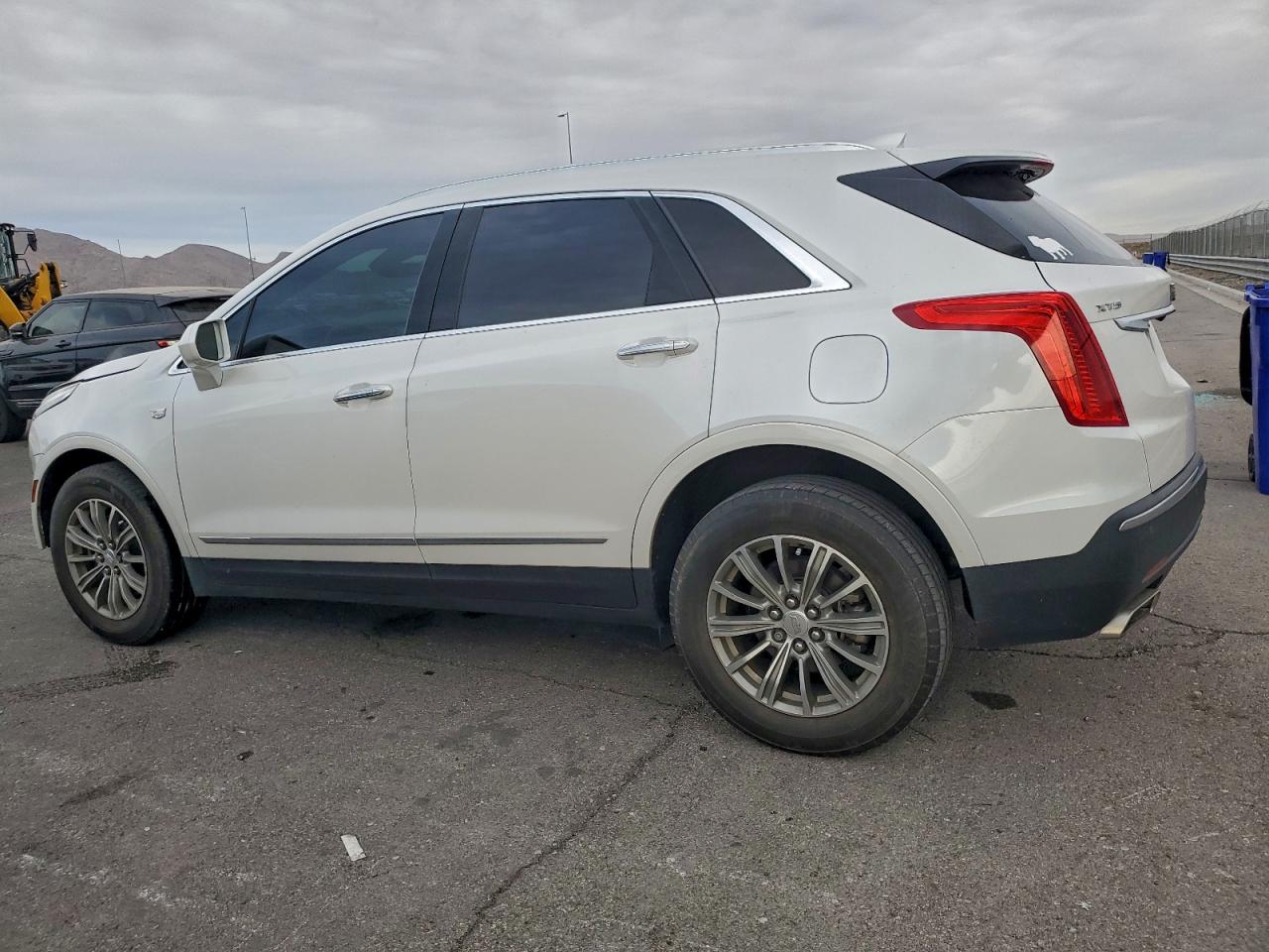 2018 CADILLAC XT5 LUXURY photo 2