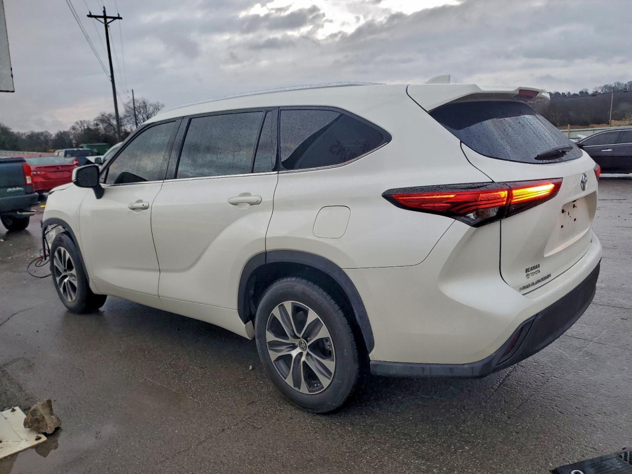 2021 TOYOTA HIGHLANDER XLE photo 3