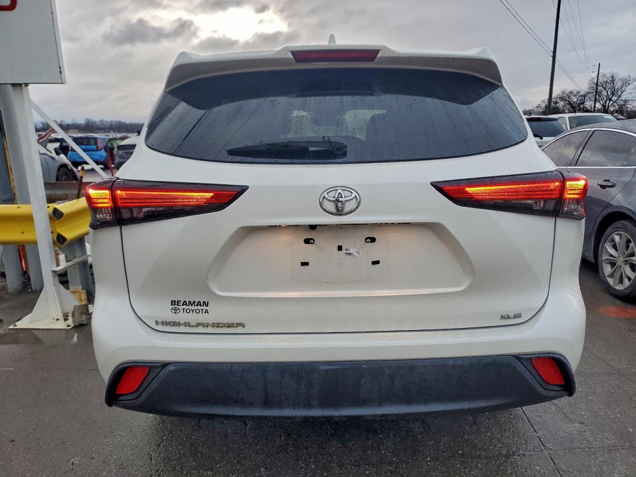 2021 TOYOTA HIGHLANDER XLE photo 11