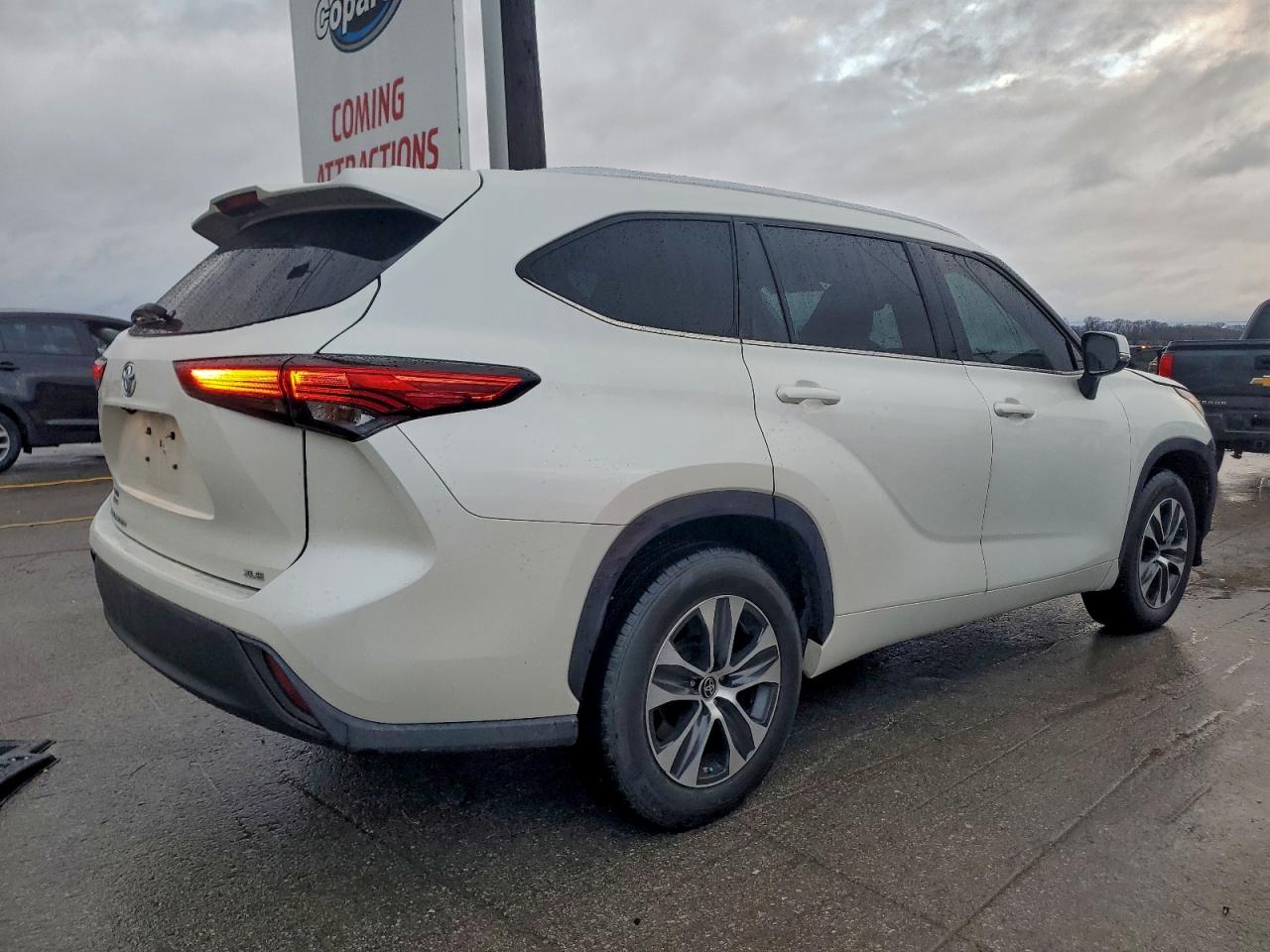 2021 TOYOTA HIGHLANDER XLE photo 5