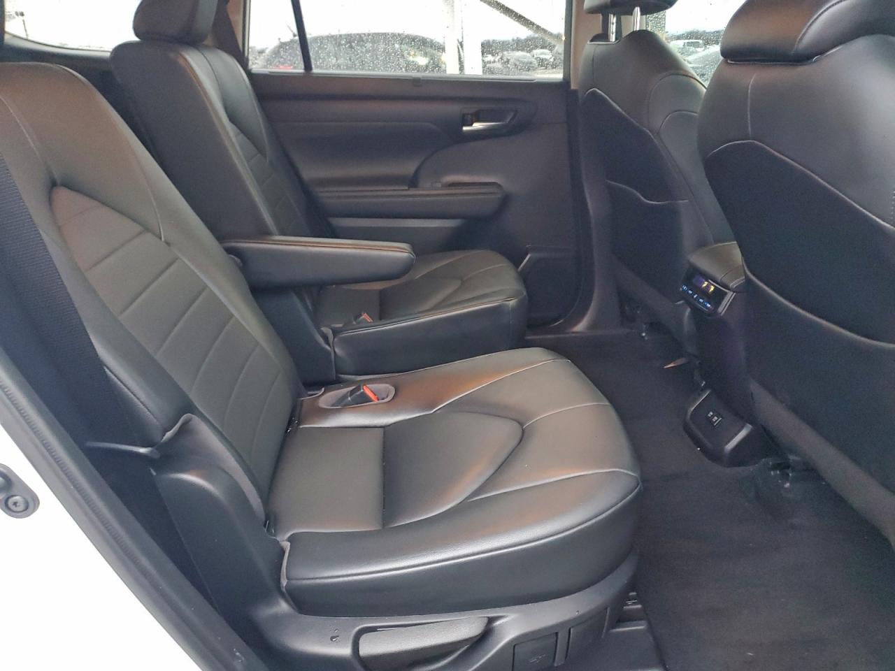 2021 TOYOTA HIGHLANDER XLE photo 19