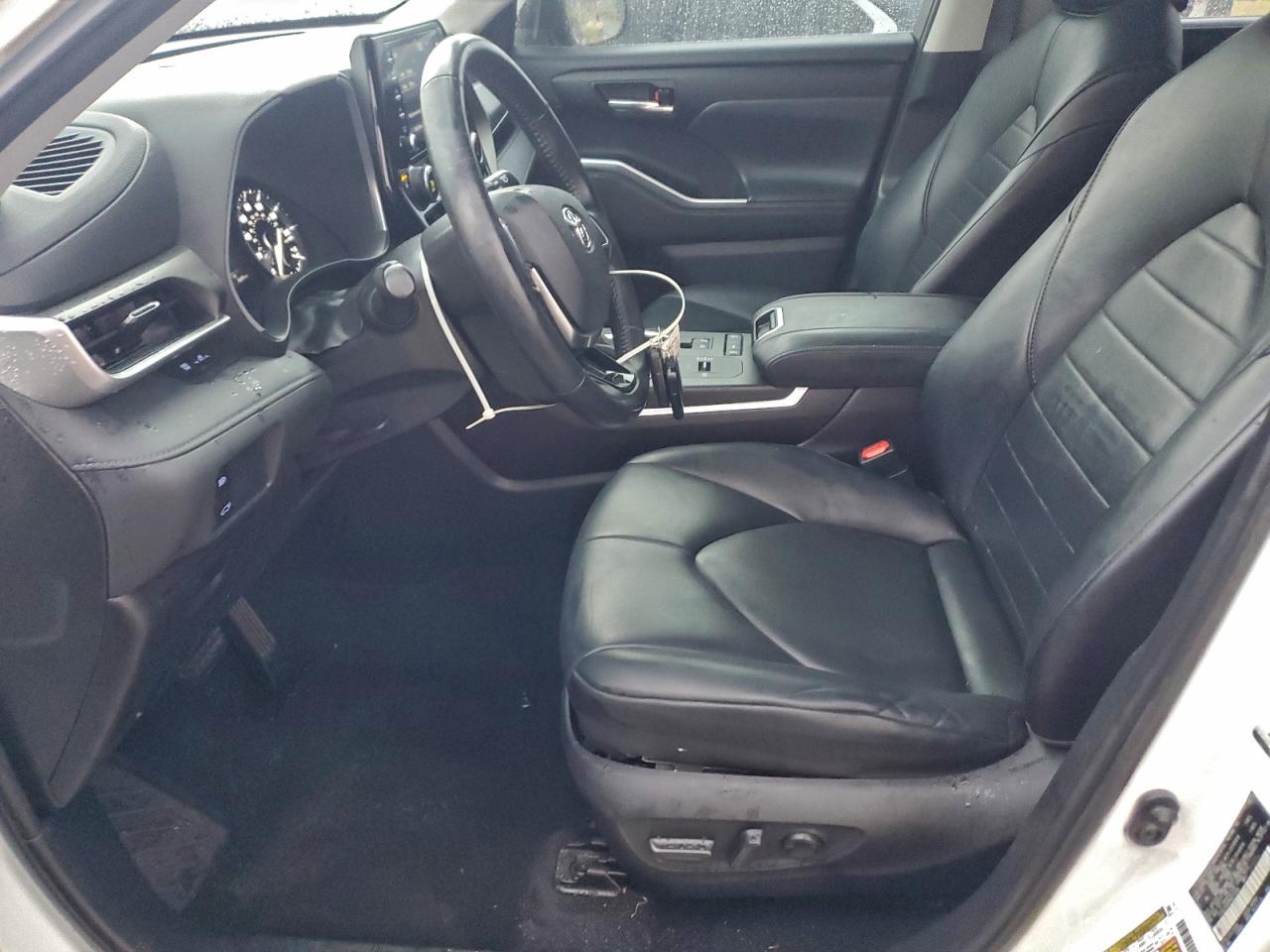 2021 TOYOTA HIGHLANDER XLE photo 13