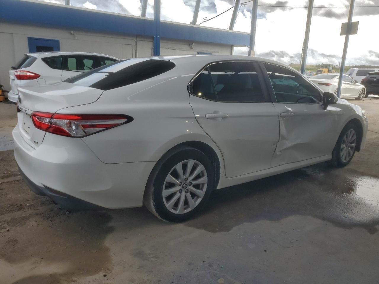 2018 TOYOTA CAMRY L photo 3