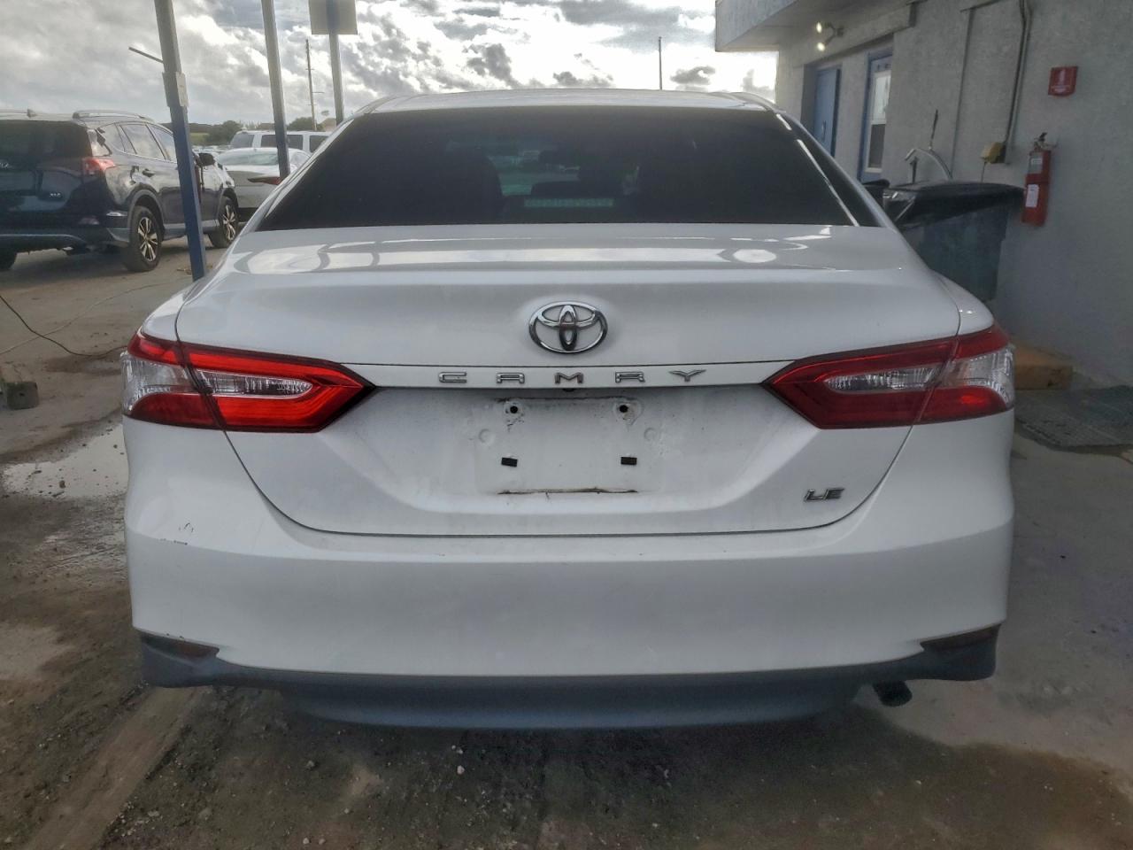 2018 TOYOTA CAMRY L photo 6