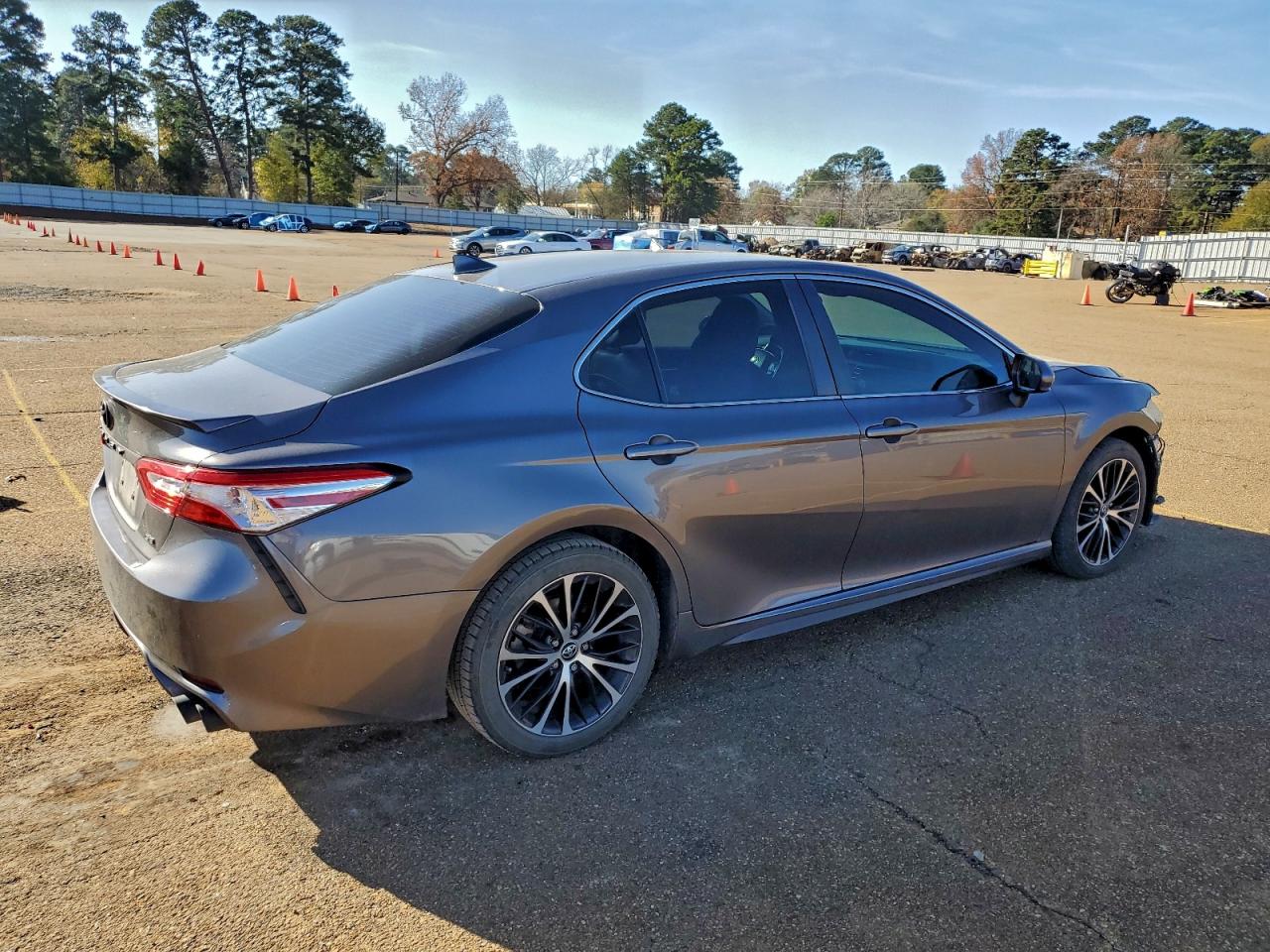 2020 TOYOTA CAMRY SE photo 3