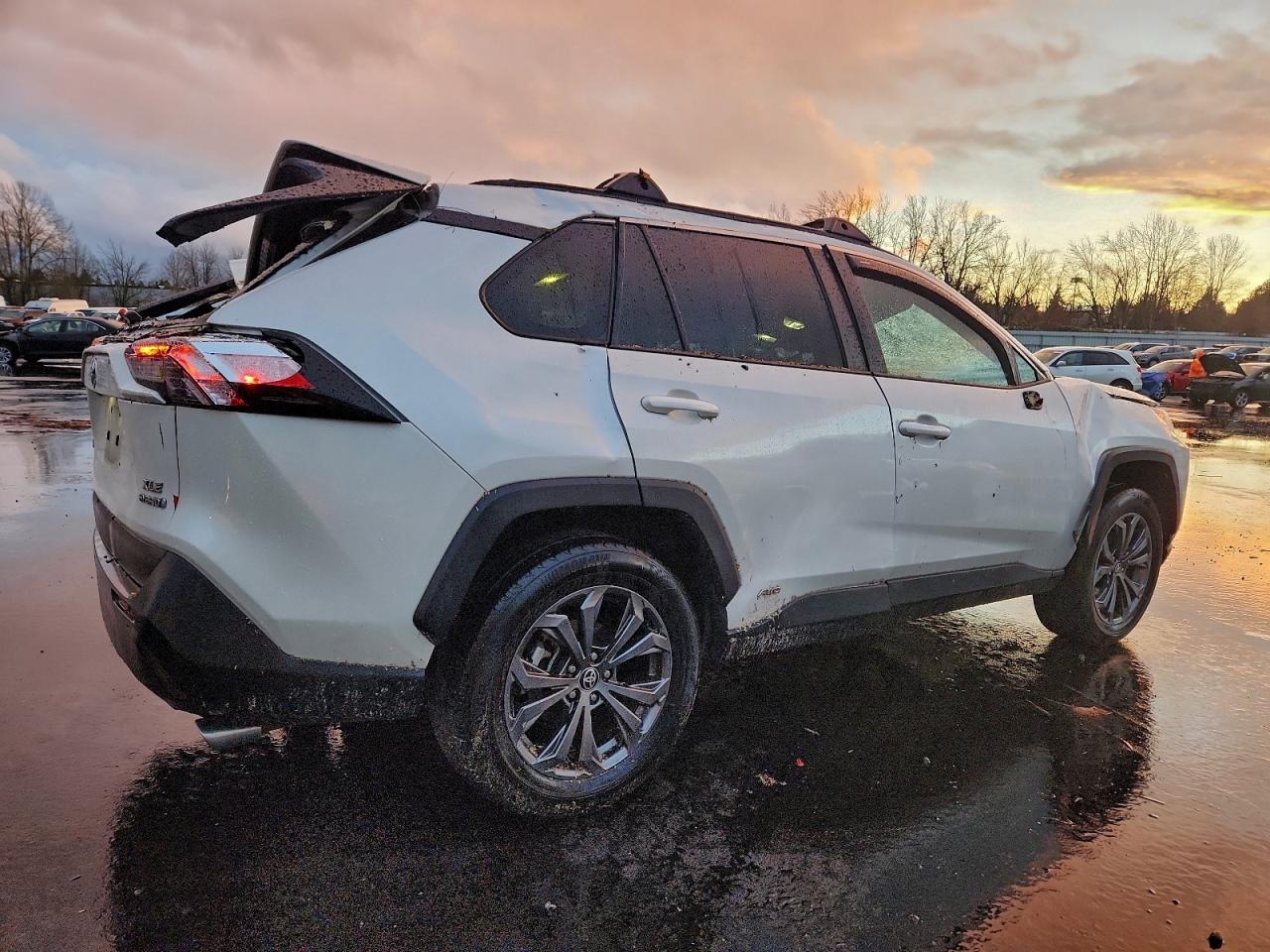 2022 TOYOTA RAV4 XLE PREMIUM photo 5
