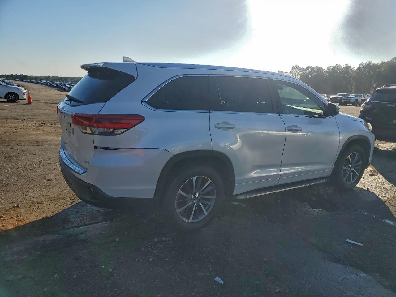 2017 TOYOTA HIGHLANDER SE photo 3
