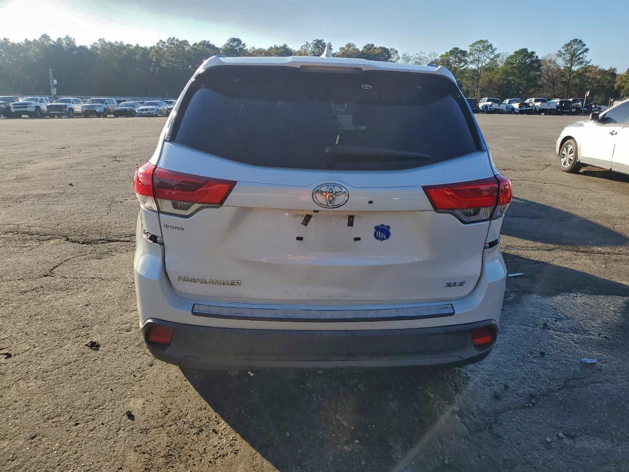 2017 TOYOTA HIGHLANDER SE photo 6