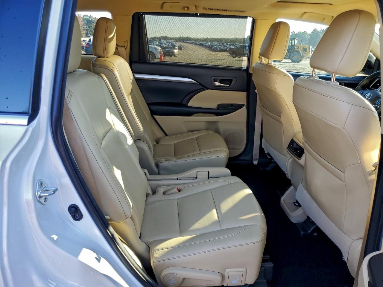 2017 TOYOTA HIGHLANDER SE photo 11