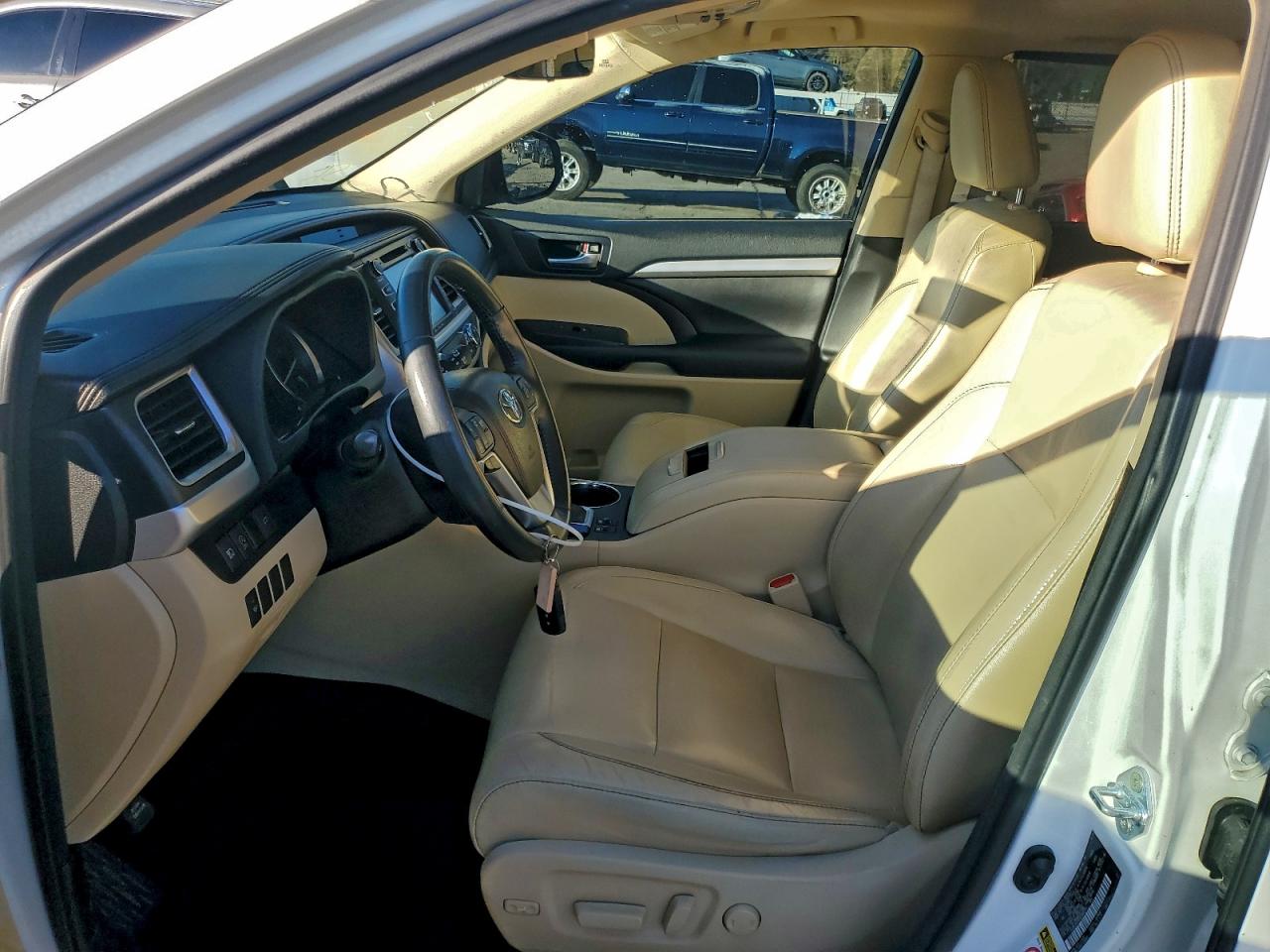 2017 TOYOTA HIGHLANDER SE photo 7