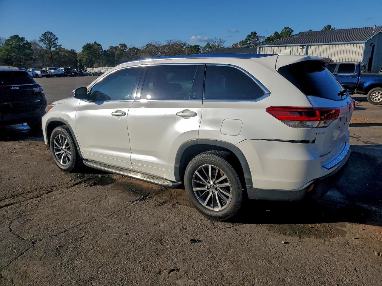 2017 TOYOTA HIGHLANDER SE photo 2