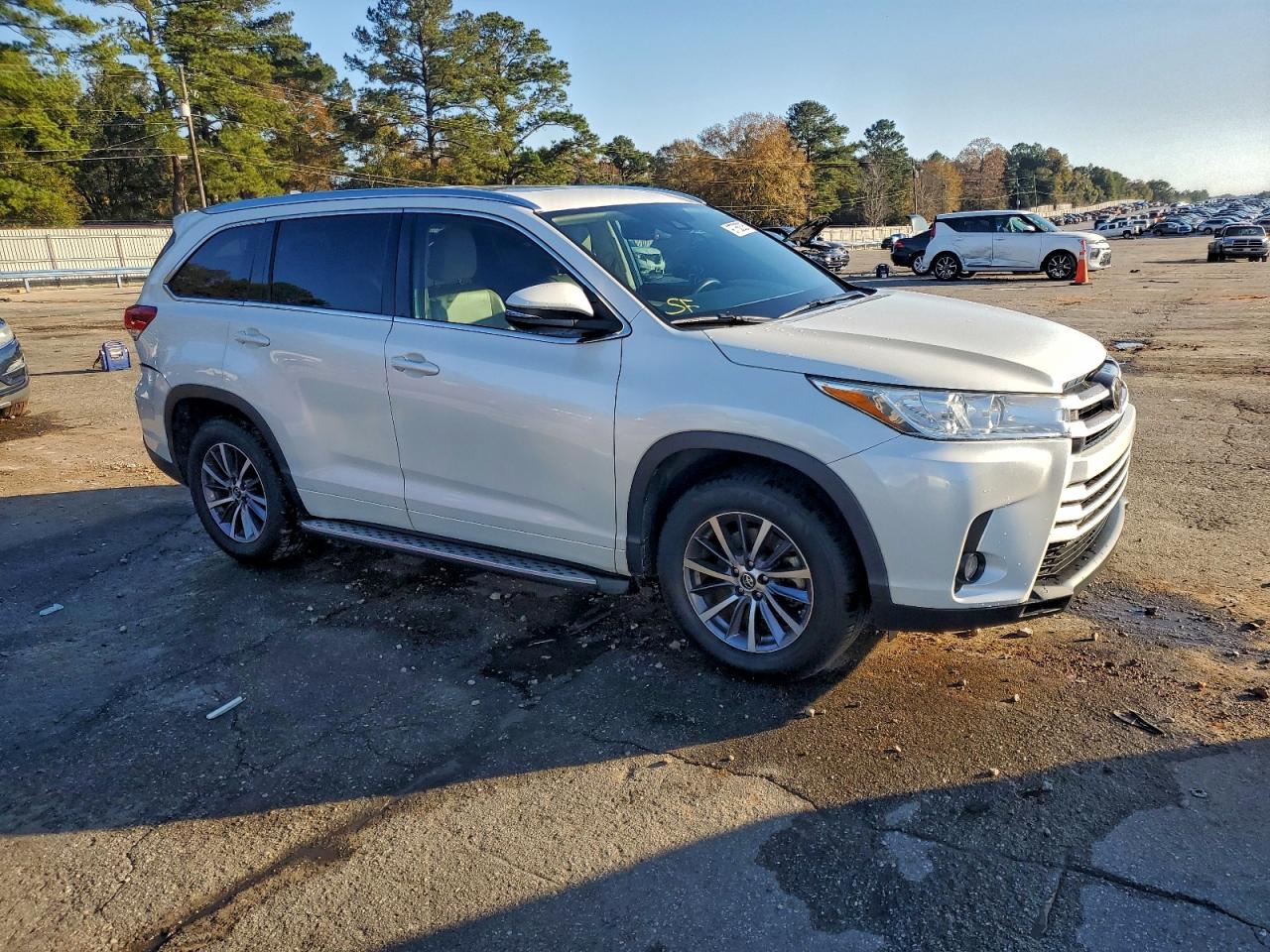 2017 TOYOTA HIGHLANDER SE photo 4
