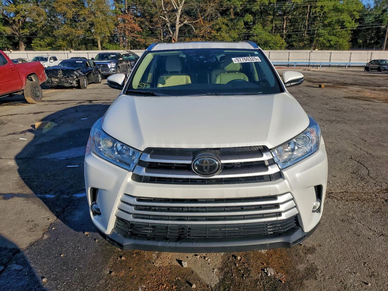 2017 TOYOTA HIGHLANDER SE photo 5