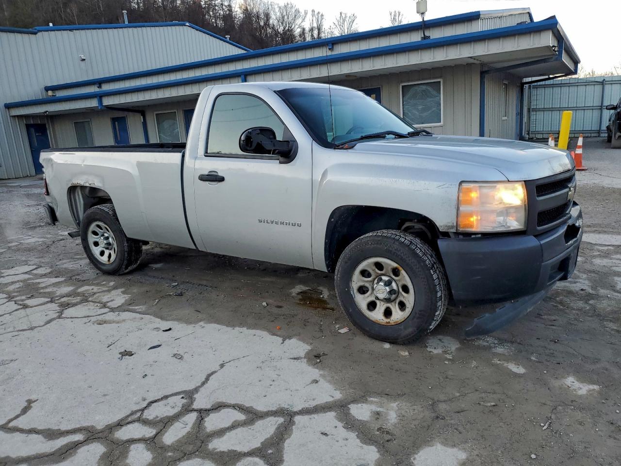 2010 CHEVROLET SILVERADO C1500 photo 4