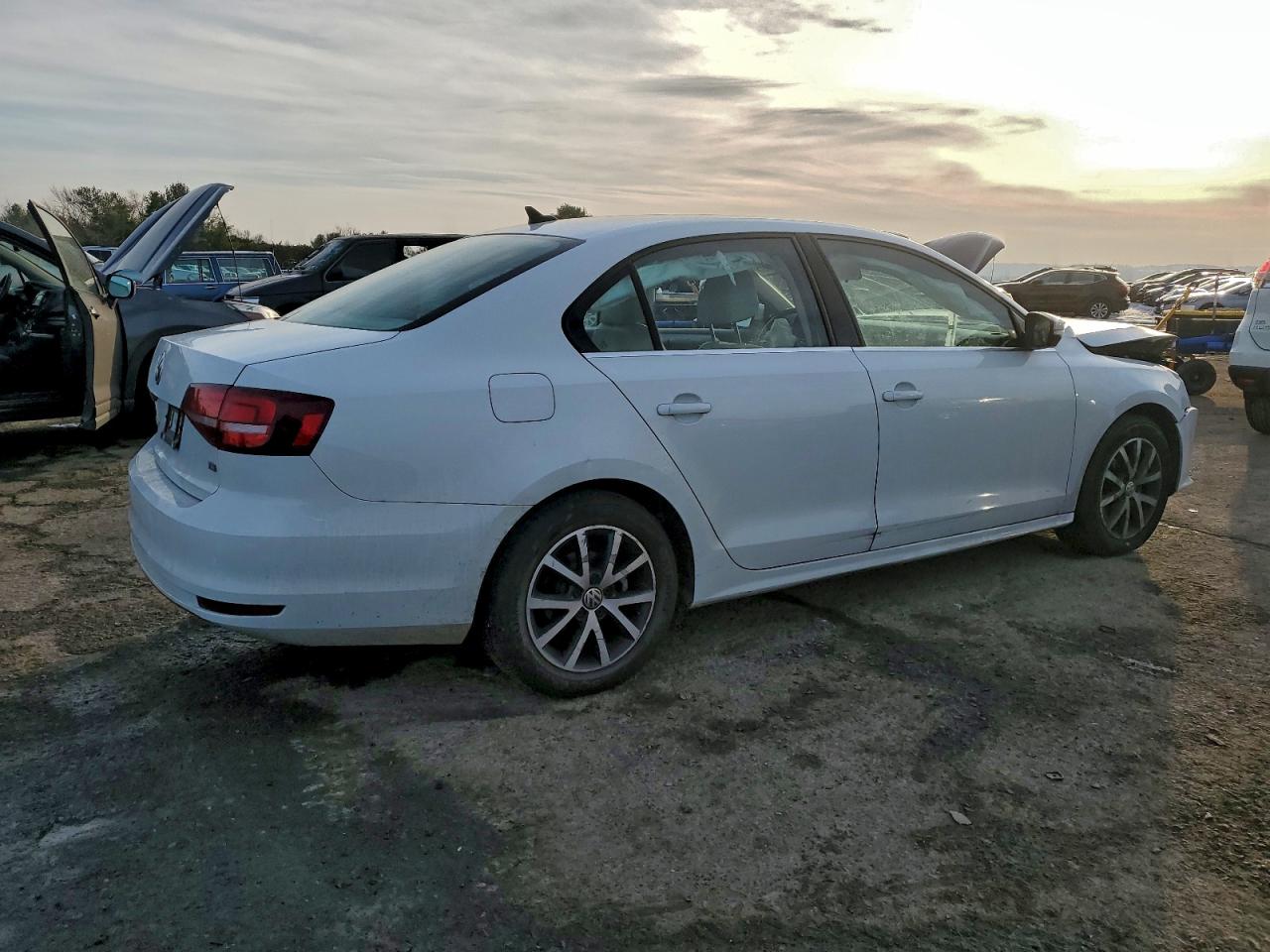2017 VOLKSWAGEN JETTA SE photo 3