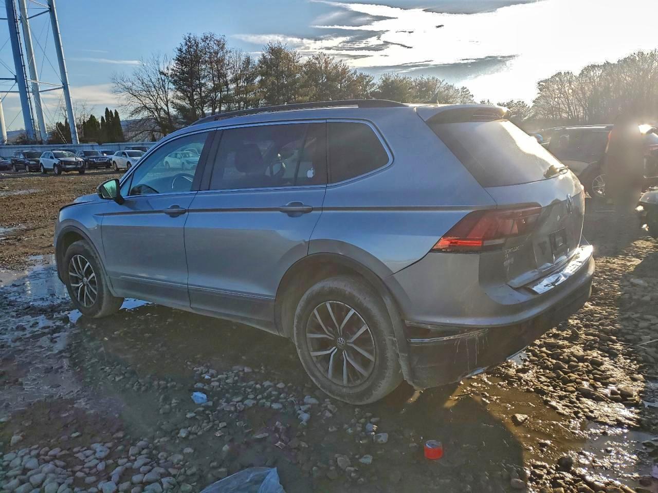 2020 VOLKSWAGEN TIGUAN SE photo 2