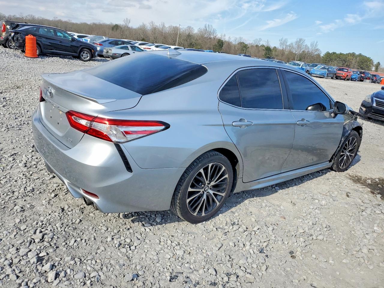 2020 TOYOTA CAMRY SE photo 5