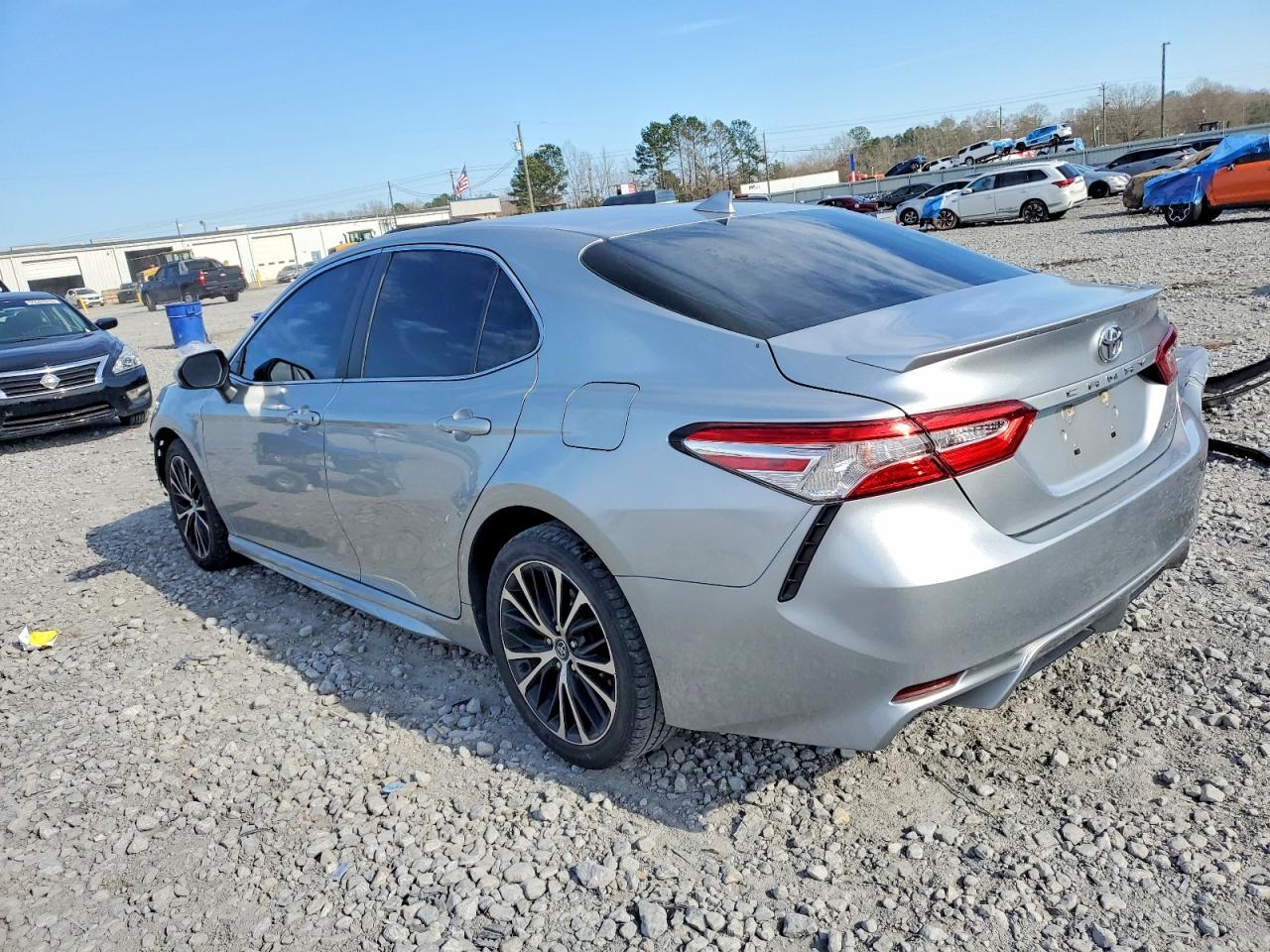 2020 TOYOTA CAMRY SE photo 3