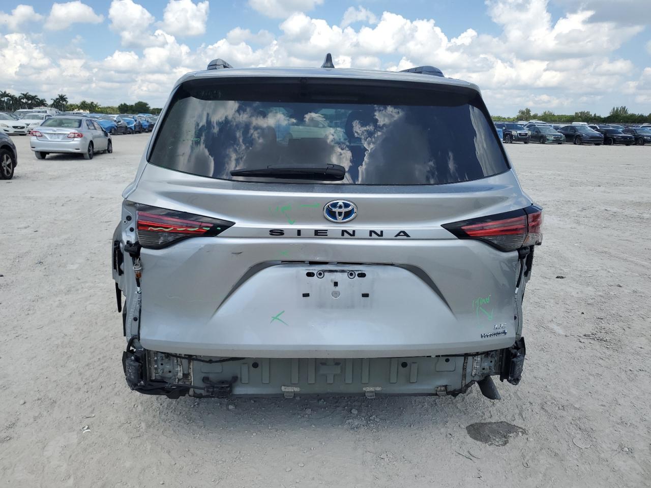 2022 TOYOTA SIENNA LE photo 16