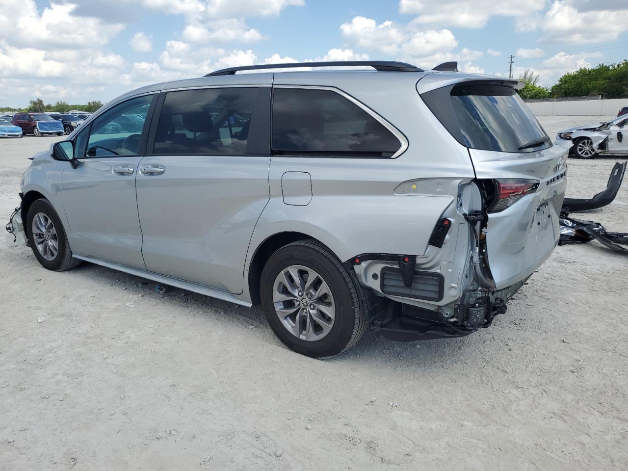 2022 TOYOTA SIENNA LE photo 4