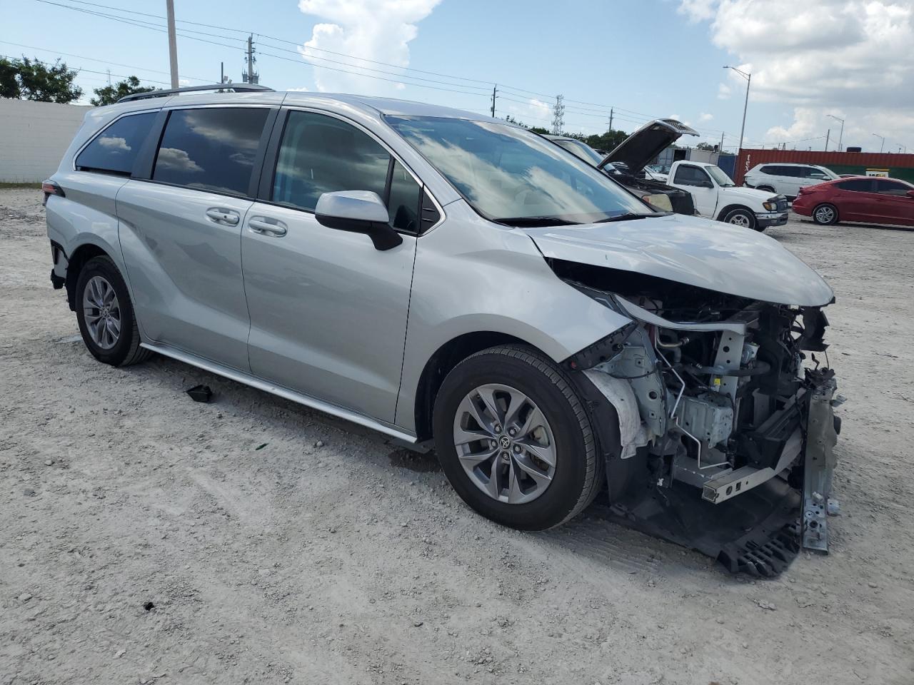 2022 TOYOTA SIENNA LE photo 10