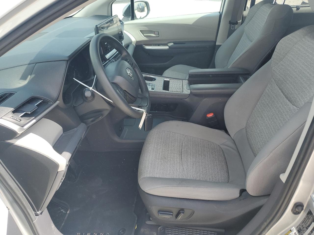 2022 TOYOTA SIENNA LE photo 19