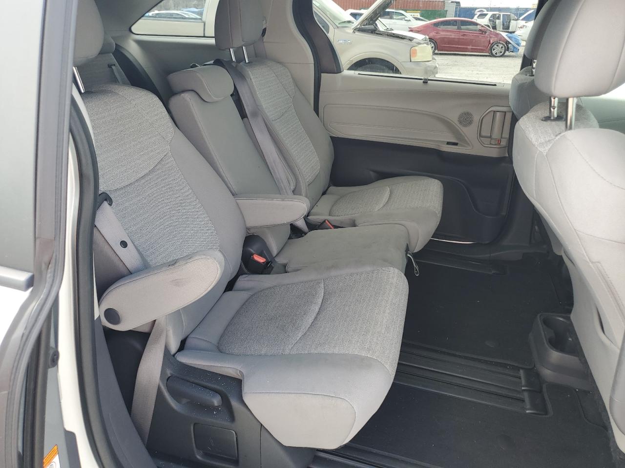 2022 TOYOTA SIENNA LE photo 31