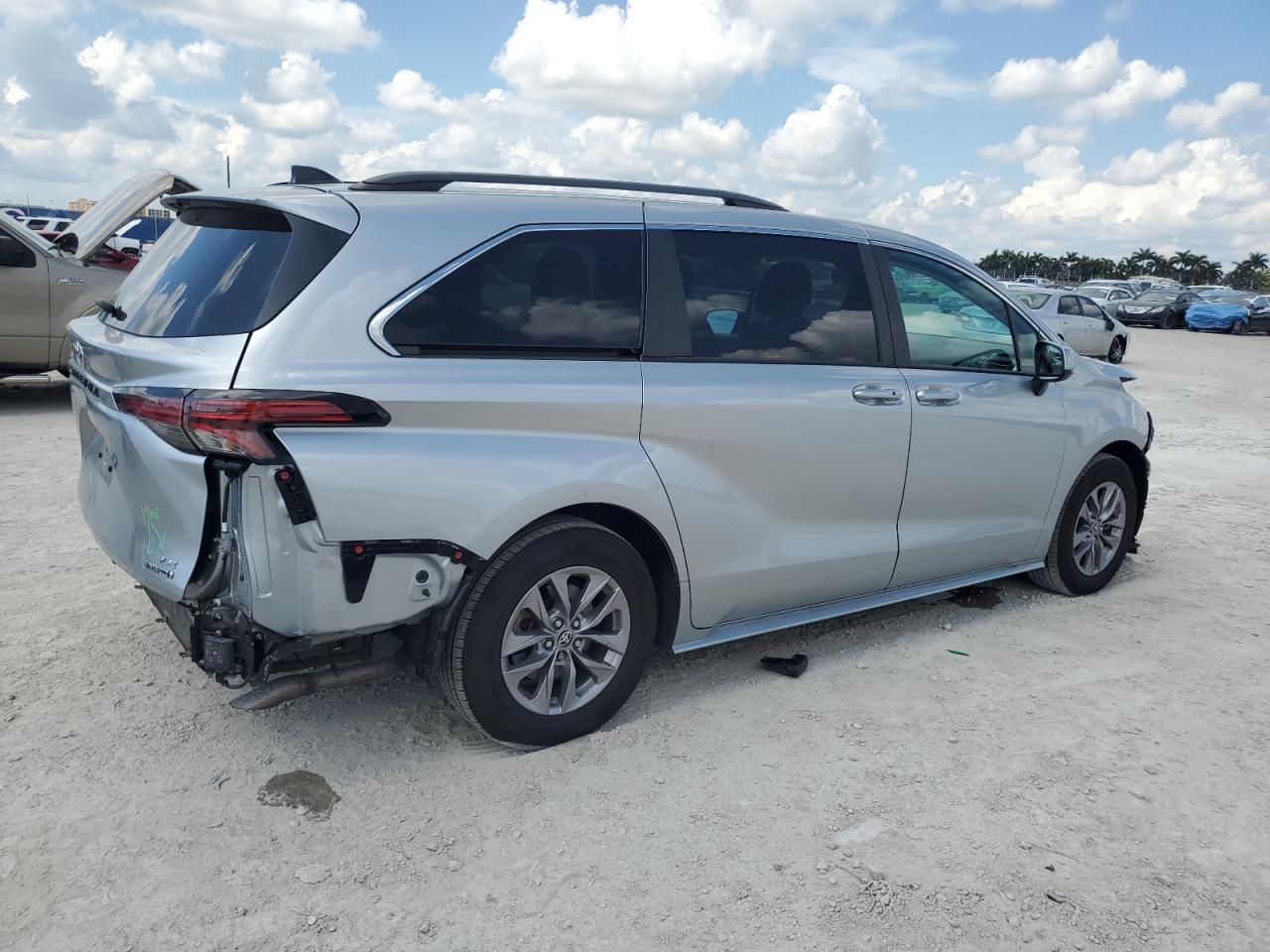 2022 TOYOTA SIENNA LE photo 7
