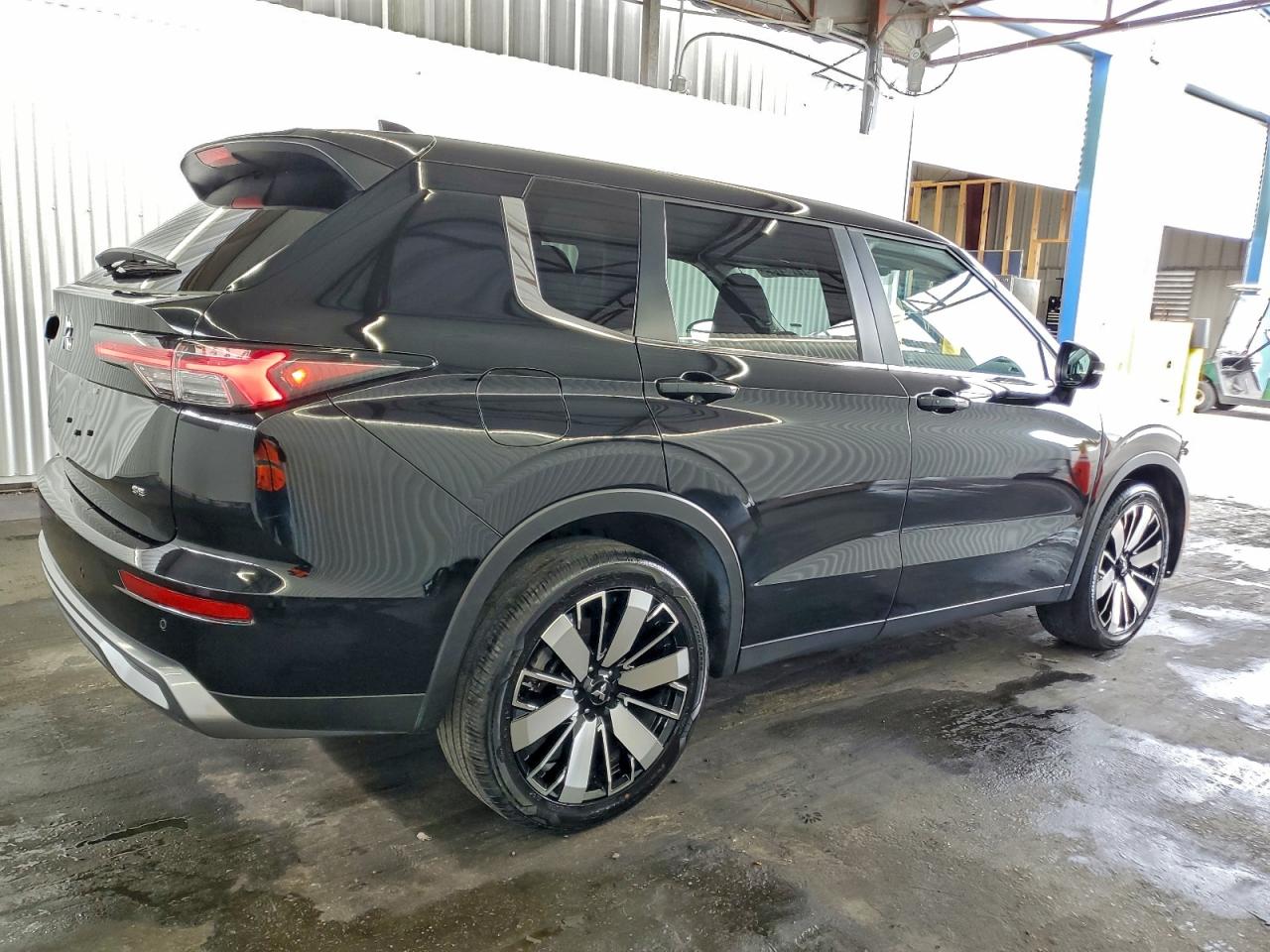 2025 MITSUBISHI OUTLANDER SE photo 3