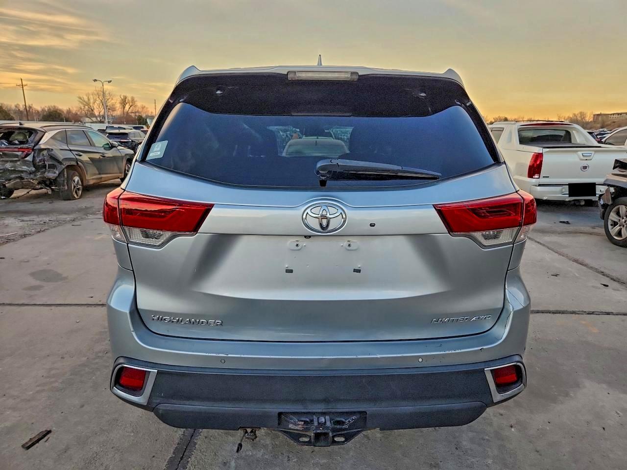 2018 TOYOTA HIGHLANDER LIMITED photo 6