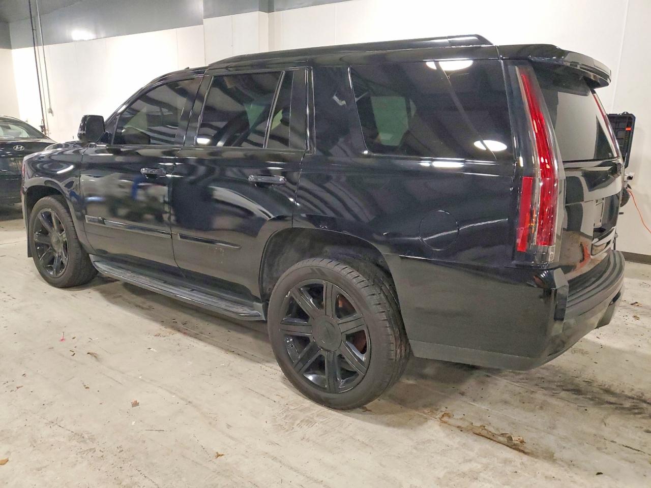 2016 CADILLAC ESCALADE LUXURY photo 4