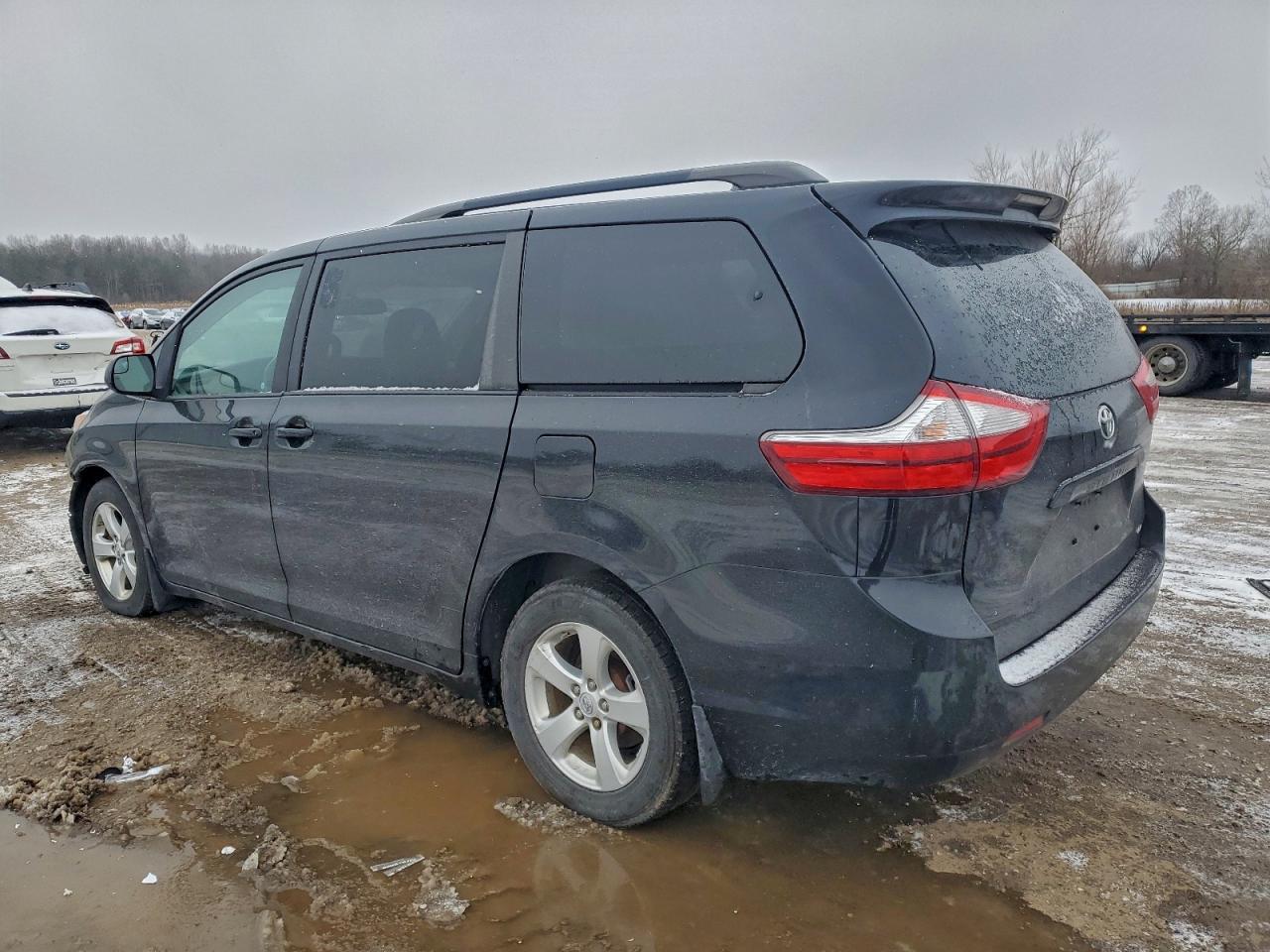 2017 TOYOTA SIENNA LE photo 2