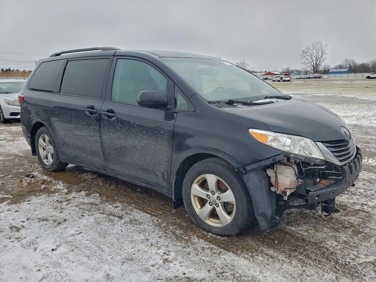 2017 TOYOTA SIENNA LE photo 4